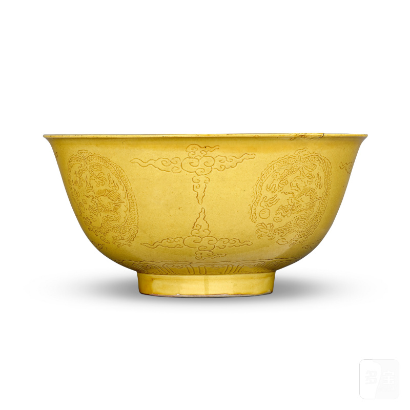 BOL EN PORCELAINE ÉMAILLÉE JAUNE À DÉCOR INCISÉ DE DRAGONS  CHINE, DYNASTIE QING, MARQUE À SIX CARACTÈRES DANS UN DOUBLE CERCLE EN BLEU SOUS COUVERTE ET ÉPOQUE KANGXI (1662-1722) - 图3